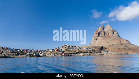 Kleine Stadt von Uummannaq im Nordwesten Grönlands, Dänemark Stockfoto