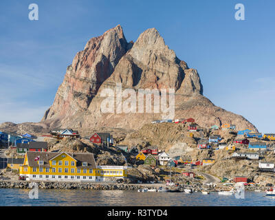 Kleine Stadt von Uummannaq im Nordwesten Grönlands, Dänemark Stockfoto