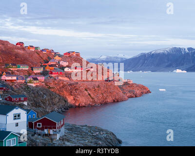 Kleine Stadt von Uummannaq im Nordwesten Grönlands, Dänemark Stockfoto