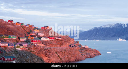 Kleine Stadt von Uummannaq im Nordwesten Grönlands, Dänemark Stockfoto