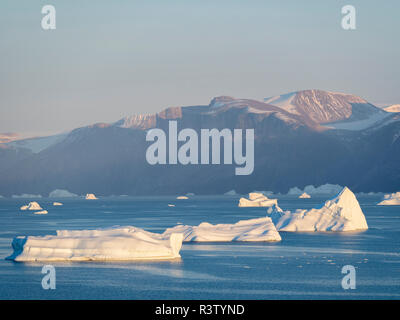 Eisberge im Fjord nordwestlich Uummannaq, Grönland, Dänemark Stockfoto