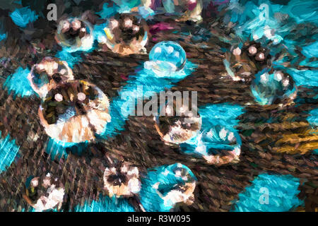 Wassertropfen auf Feder. Bunte Feder. Stockfoto