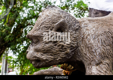 Monkey Skulptur von Kopf und Schultern in Ubud, Bali, Indonesien. Stein, Grau und Weiß. Stockfoto