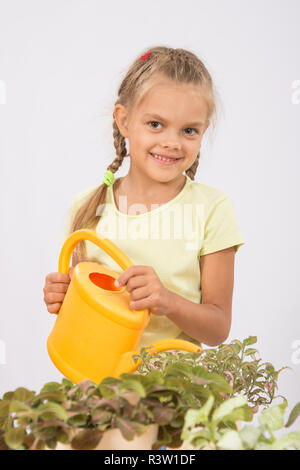 Gerne kleine Mädchen Blumen gießen Gießen Stockfoto