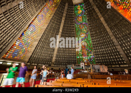 Motion blur Foto von Touristen zu Fuß durch die Metropolitan Kathedrale des Heiligen Sebastian, Rio, Brasilien Stockfoto