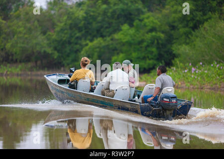 Brasilien. Mitglieder einer Foto Safari den Flüssen des Pantanal, das größte tropische Feuchtgebiet der Welt, UNESCO-Weltkulturerbe zu erkunden. Stockfoto