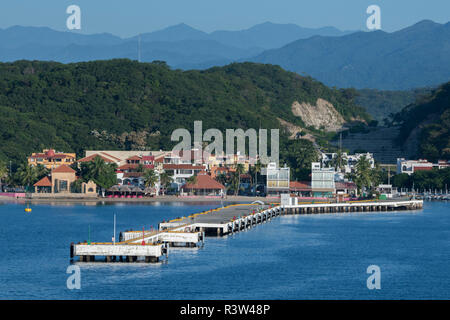 Mexiko, Oaxaca, mit Blick auf den Hafen von Huatulco und Santa Cruz Bay. Kreuzfahrtschiff Pier mit Sierra Madre Berge in der Ferne. Stockfoto