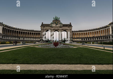 Die Bögen der Jubelpark ab mit dem Königlichen Museum und der Park in Brüssel, Belgien Stockfoto