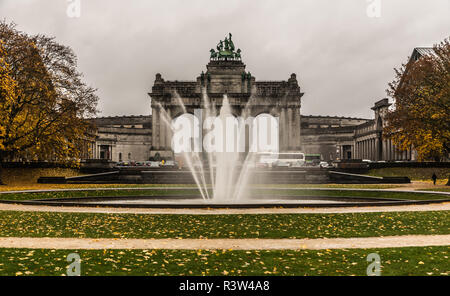 Die Bögen der Jubelpark ab mit dem Königlichen Museum und der Park in Brüssel, Belgien Stockfoto