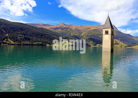 Die versunkenen Kirchturm im Reschensee im Vinschgau Stockfoto