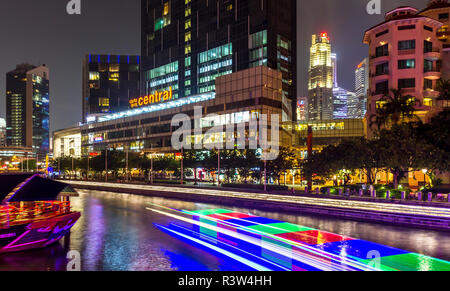 Riverside Nacht Szene von Gebäuden am Clarke Quay, Singapur Stockfoto