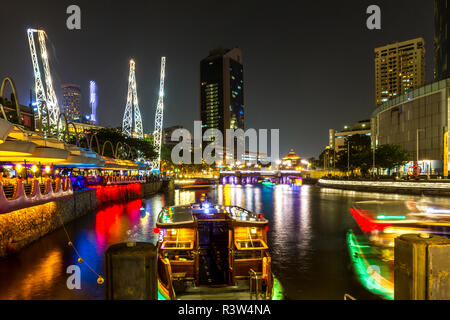 Clarke Quay während der Nacht mit Boote auf dem Fluss und bunten Lichtern. Stockfoto