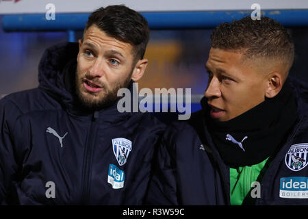 Wesley Hoolahan und Dwight Gayle von West Bromwich Albion schauen auf der Ersatz Bank - Ipswich Town v West Bromwich Albion, Sky Bet Championshi Stockfoto