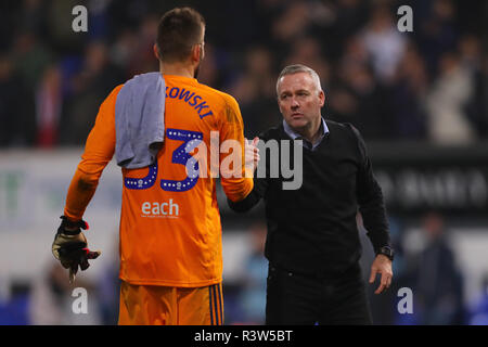 Manager von Ipswich Town, Paul Lambert und Bartosz Bialkowski von Ipswich Town am Ende des Spiels - Ipswich Town v West Bromwich Albion, Sky Bet Ch Stockfoto