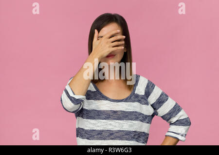 Junge Frau in Depression decken Sie die Augen mit der Hand. Stop Geste Stockfoto