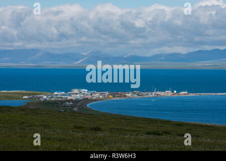 Alaska, Seward Peninsula, Nome, Bob Blodgett Nome-Teller Highway (aka Teller Road). Remote Stadt Teller mit Port Clarence in der Ferne. Stockfoto