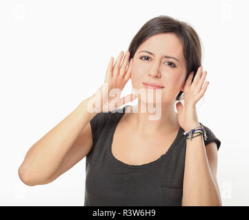 Junge brünette Frau bekleidet mit T-Shirt hat Kopfschmerzen. Stockfoto