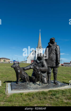 Alaska, Seward-Halbinsel, Nome, Amboss Stadtplatz. Statue "Zwei Eskimo Boys" vor dem alten Rathaus St. Joseph, c. 1901. Stockfoto