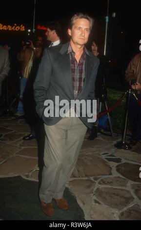 WESTWOOD, CA - 22. Februar: Schauspieler Michael Douglas nimmt an Warner Bros. Pictures' 'Falling Down' Premiere am 22. Februar 1993 in Manns Dorf Theater in Westwood, Kalifornien. Foto von Barry King/Alamy Stock Foto Stockfoto