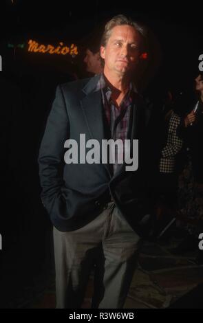 WESTWOOD, CA - 22. Februar: Schauspieler Michael Douglas nimmt an Warner Bros. Pictures' 'Falling Down' Premiere am 22. Februar 1993 in Manns Dorf Theater in Westwood, Kalifornien. Foto von Barry King/Alamy Stock Foto Stockfoto