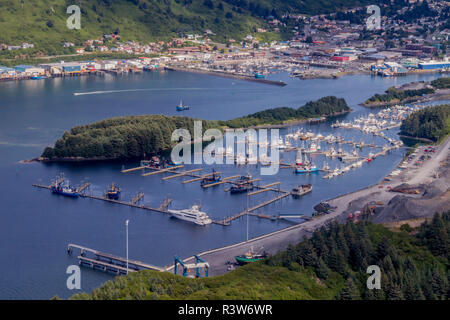 USA, Alaska, Kodiak. Luftaufnahme von St. Herman's Boat Harbour in den Vordergrund mit St. Paul Boot Hafen und der historischen Innenstadt im Hintergrund. Stockfoto