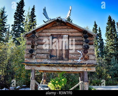 USA, Alaska, Fairbanks. Chena Indian Village, Cache log Stockfoto