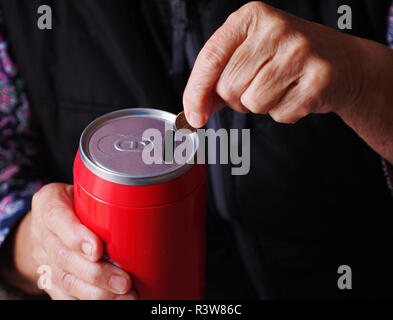 Die Frau Hände halten ein paar Euro Münzen. Pension, Armut, soziale Probleme und das Thema Alter. Speichern. Stockfoto