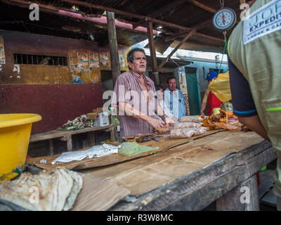 Iquitos, Peru - September 21, 2017: Typisch lokalen Basar in Peru mit vielen lokalen Produkte. Belem. Lateinamerika. Stockfoto