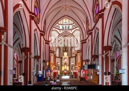 Langhaus der Basilika des Heiligen Herzen Jesu, Pondicherry, Tamil Nadu, Indien Stockfoto