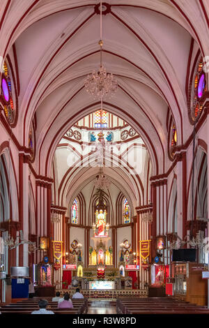 Langhaus der Basilika des Heiligen Herzen Jesu, Pondicherry, Tamil Nadu, Indien Stockfoto