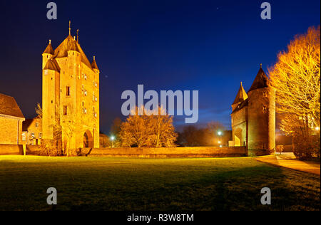 Die alte Kleve Tor (Klever Tor) in Xanten, Deutschland. Panoramablick Night Shot mit blauem Himmel. Stockfoto