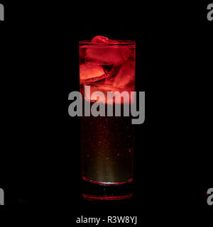 Fruchtig Rot funkelnden iced Alkohol trinken mit isolierten schwarzen Hintergrund Stockfoto