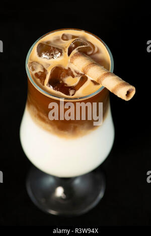 Alkoholische Kaffee Cocktail mit Kaffee Likör und Milch mit isolierten schwarzen Hintergrund Stockfoto