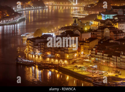 Blick von Vila Nova de Gaia in Richtung Porto in die Altstadt. Die Altstadt ist als UNESCO-Weltkulturerbe. Portugal Stockfoto