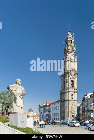 Torre dos Clerigos, die ikonische Turm von Porto. Die Altstadt ist als UNESCO-Weltkulturerbe. Portugal Stockfoto