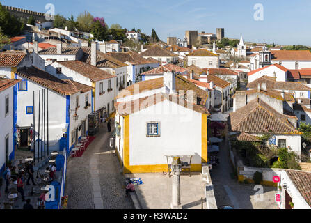 Blick über die Stadt. Kleinen historischen Stadt Obidos mit einem mittelalterlichen Altstadt. Touristische Attraktion nördlich von Lissabon, Portugal Stockfoto