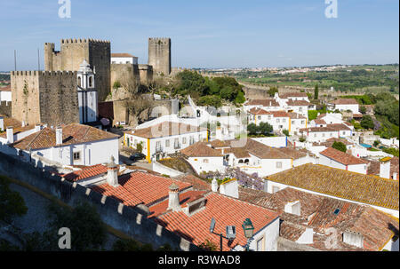 Blick über die Stadt. Kleinen historischen Stadt Obidos mit einem mittelalterlichen Altstadt. Touristische Attraktion nördlich von Lissabon, Portugal Stockfoto