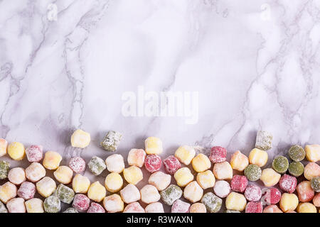 Frisch gnocchi Hintergrund mit Kopie Raum gesehen von oben. Frische hausgemachte Kartoffel, Spinat und Zuckerrüben Knödel bereit für das Kochen. Vegan italienische Küche. Stockfoto