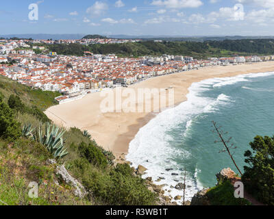 Blick über die Stadt und zum Strand von Sitio. Die Stadt Nazare an der Küste des Atlantischen Ozean. Portugal Stockfoto