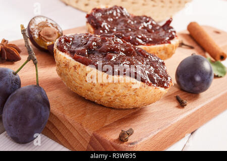 Frisch zubereitete Sandwiches mit Pflaumen marmelade oder Konfitüre auf Holz Schneidebrett, Konzept der köstlichen Frühstück Stockfoto