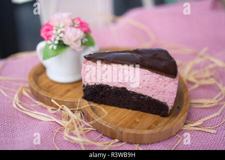 Schokolade und Berry Mousse Cake auf rosa Hintergrund Stockfoto