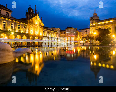 Sonnenuntergang auf dem Gehweg von Cafes und Marktplatz in der Dämmerung, Praça da Republica Stockfoto