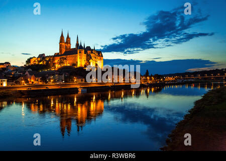 Deutschland, Meissen, anzeigen beleuchtete Albrechtsburg Castle mit Elbe Fluss im Vordergrund Stockfoto