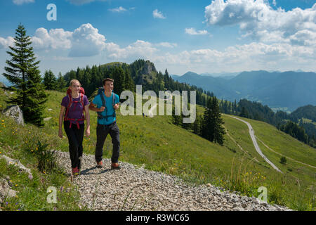 Deutschland, Bayern, in der Nähe von Lenggries Brauneck, junges Paar Wandern in alpiner Landschaft Stockfoto