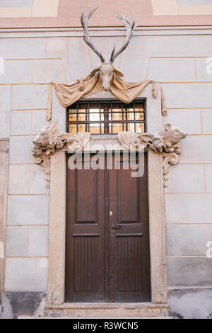 Antiken Tür oder ein Eingang mit einem Schädel eines Tieres mit Hörnern eingerichtet. Stockfoto