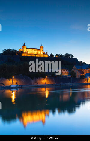 Festung Marienberg und dem Main bei Dämmerung, Würzburg, Bayern, Deutschland Stockfoto