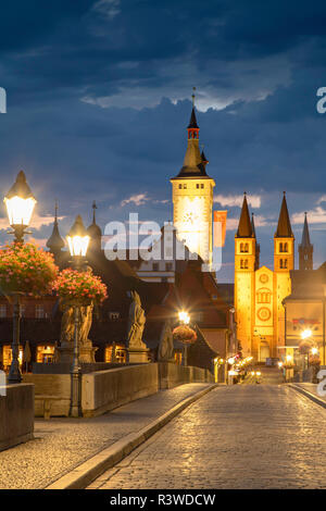 Alte Mainbrücke in der Morgendämmerung, Würzburg, Bayern, Deutschland Stockfoto