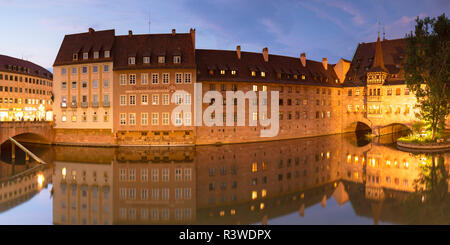 Heilig-Geist-Spital auf der Pegnitz in der Dämmerung, Nürnberg, Bayern, Deutschland Stockfoto