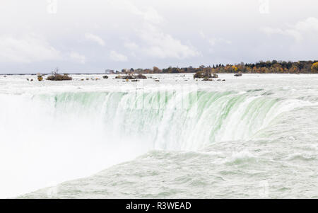 Der Blick über die Horseshoe Falls, ein Teil der Niagara Fälle, gesehen von der kanadischen Seite. Die Fälle der amerikanischen und kanadischen Grenzen straddle. Stockfoto