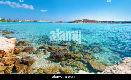Panoramabild der atemberaubenden Nissi Beach in Agia Napa, Zypern. Weißer Sand und Meer unten unter transparenten Türkis Hellblau Wasser in einer Bucht. Krieg Stockfoto